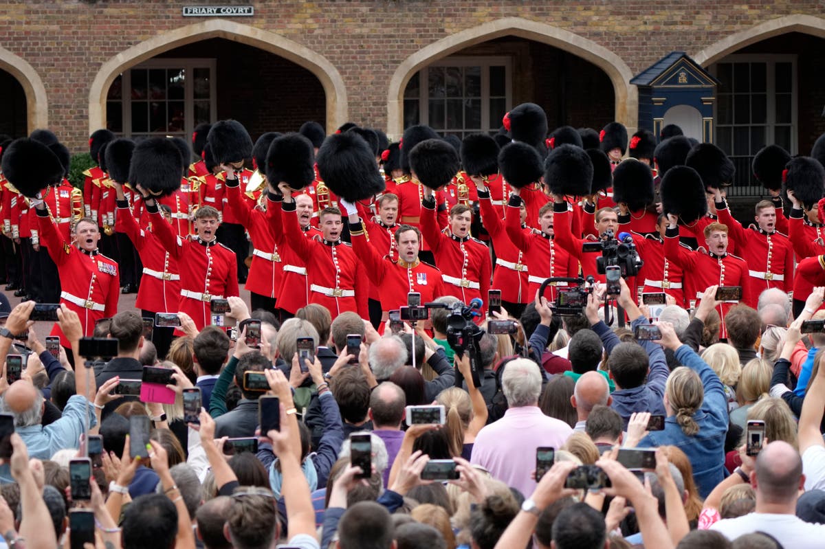Какая республика в англии. Королевская гвардия Великобритании. Траурная церемония в Великобритании. Охрана королевы Великобритании. Лондон люди.