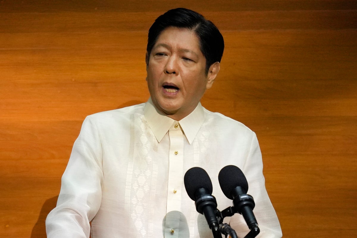 Filipinli lider, babasına diktatör demenin 'yanlış' olduğunu söyledi