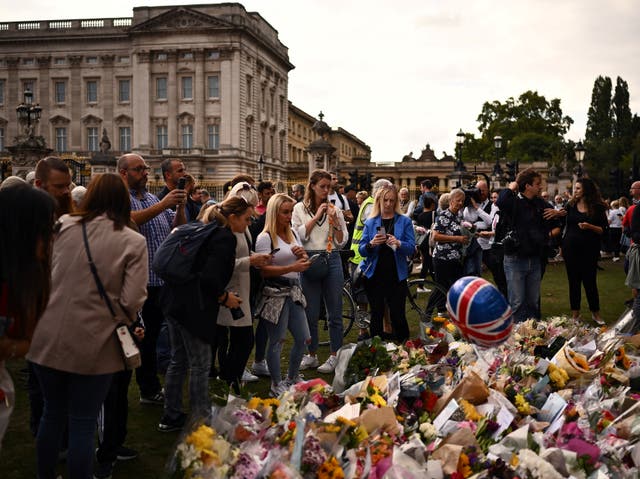 <p>Crowds gather outside Buckingham Palace to lay tributes to the Queen </p>