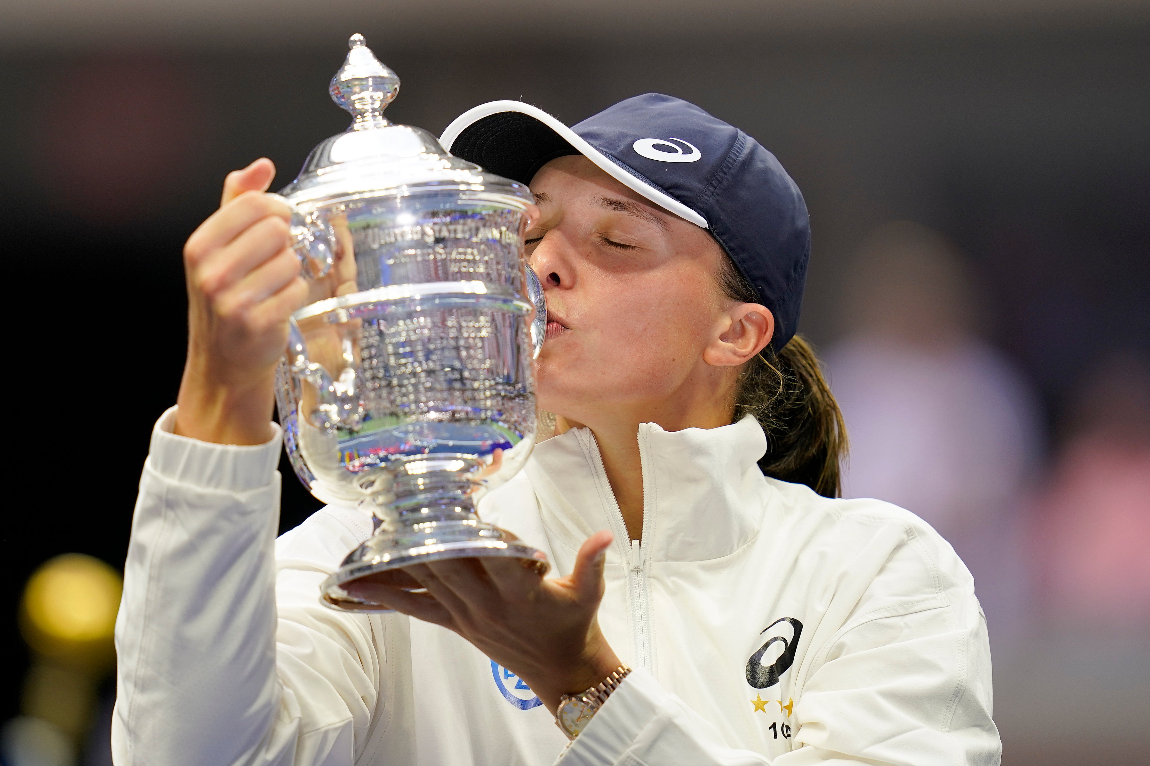 Iga Swiatek kisses the US Open trophy after winning the tournament in 2022