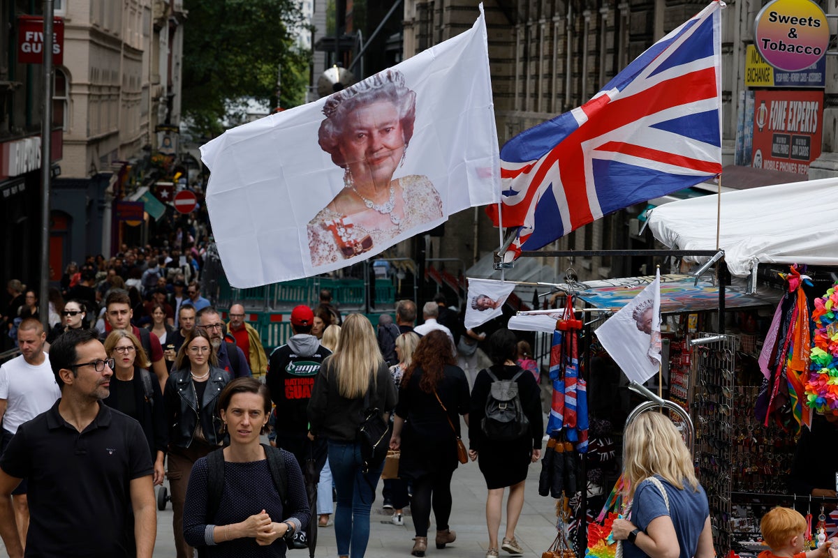 Queen death – latest: Elizabeth II’s final journey begins as funeral cortège leaves Balmoral for Edinburgh