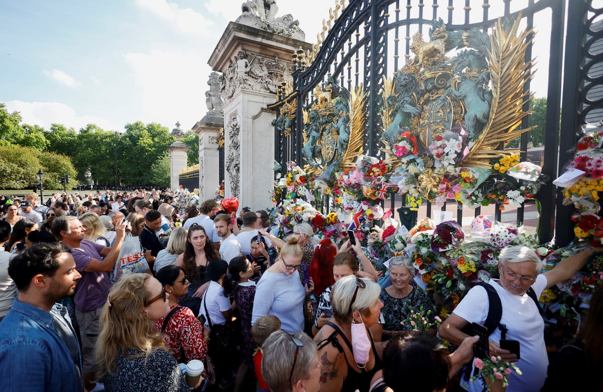 &lsquo;Like making a pilgrimage&rsquo;: Tens of thousands queue for hours to pay tribute to Queen at Buckingham Palace