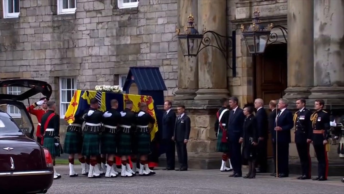 Queen Elizabeth’s II coffin moved inside the Palace of Holyrood House in Edinburgh