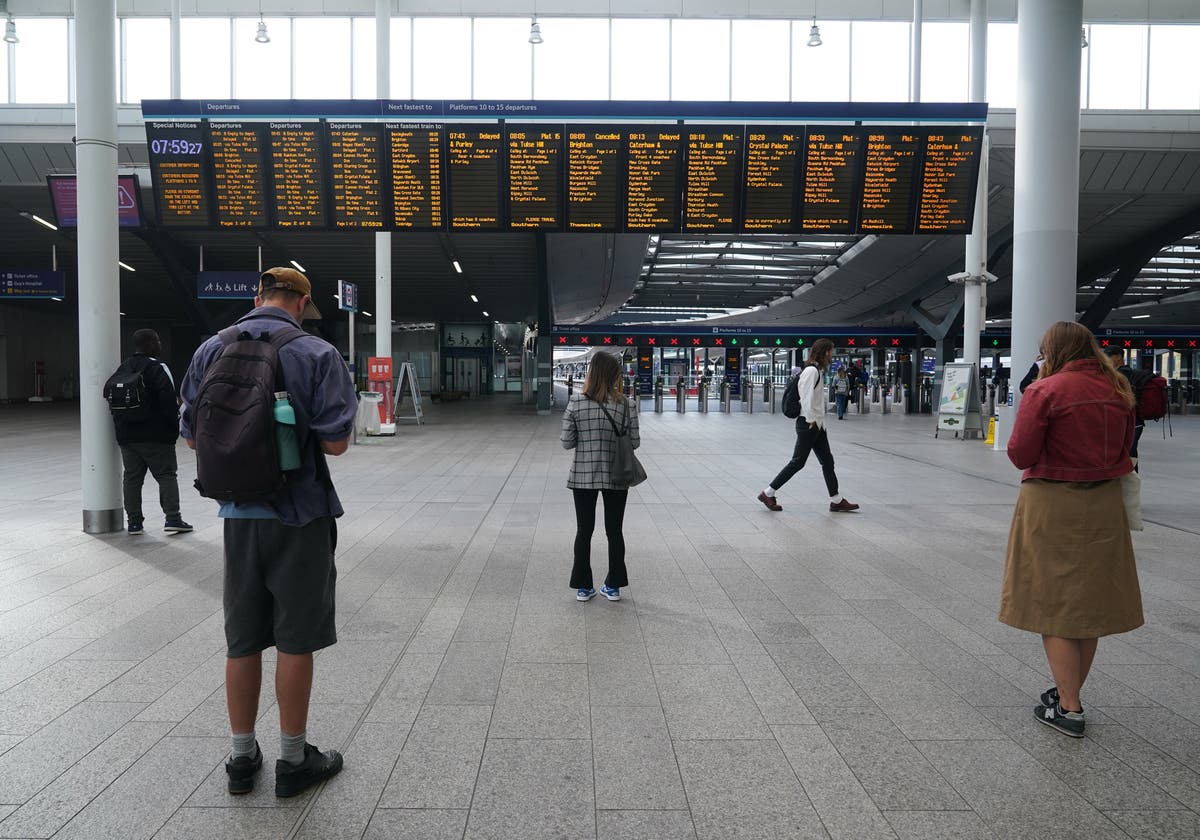 Impromptu musical duet creates &lsquo;uplifting&rsquo; atmosphere in London station