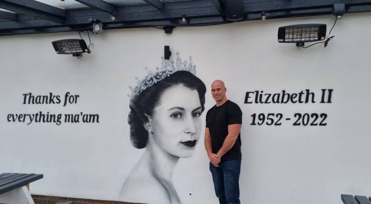 Graffiti artist &lsquo;honoured&rsquo; to paint tribute to the Queen at pub named after her