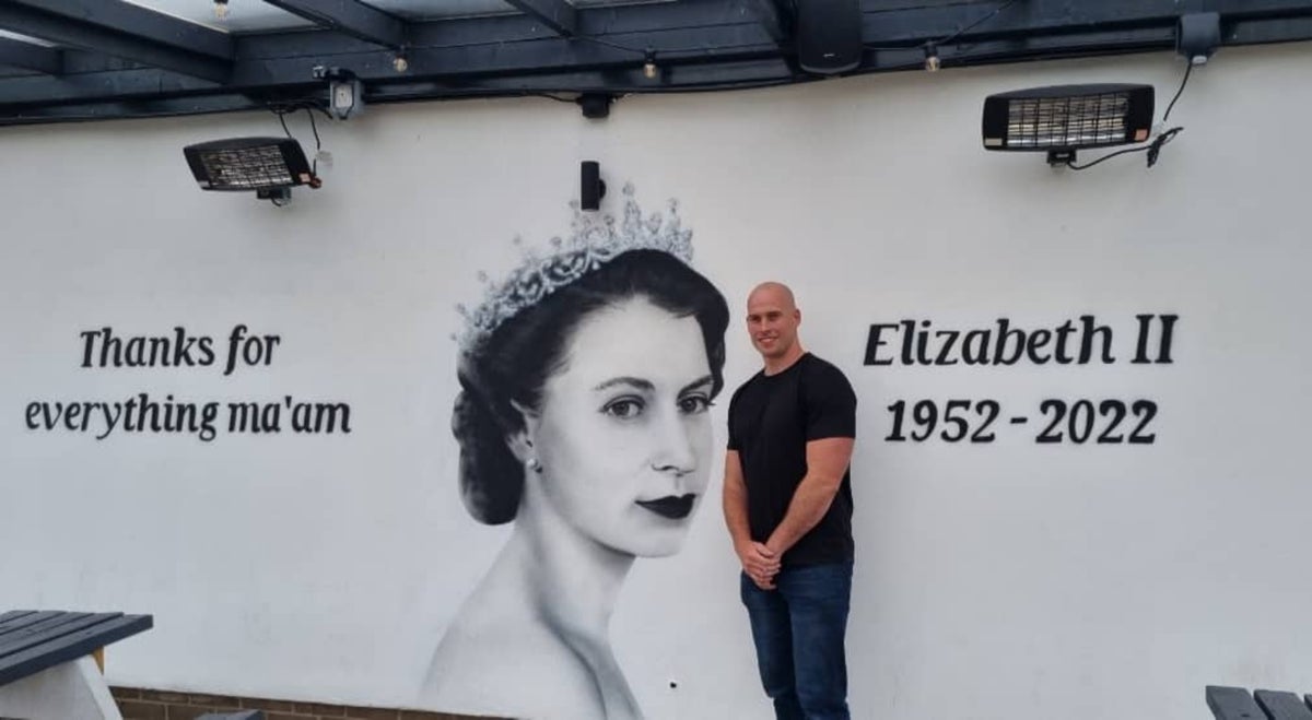 Graffiti artist ‘honoured’ to paint tribute to the Queen at pub named after her