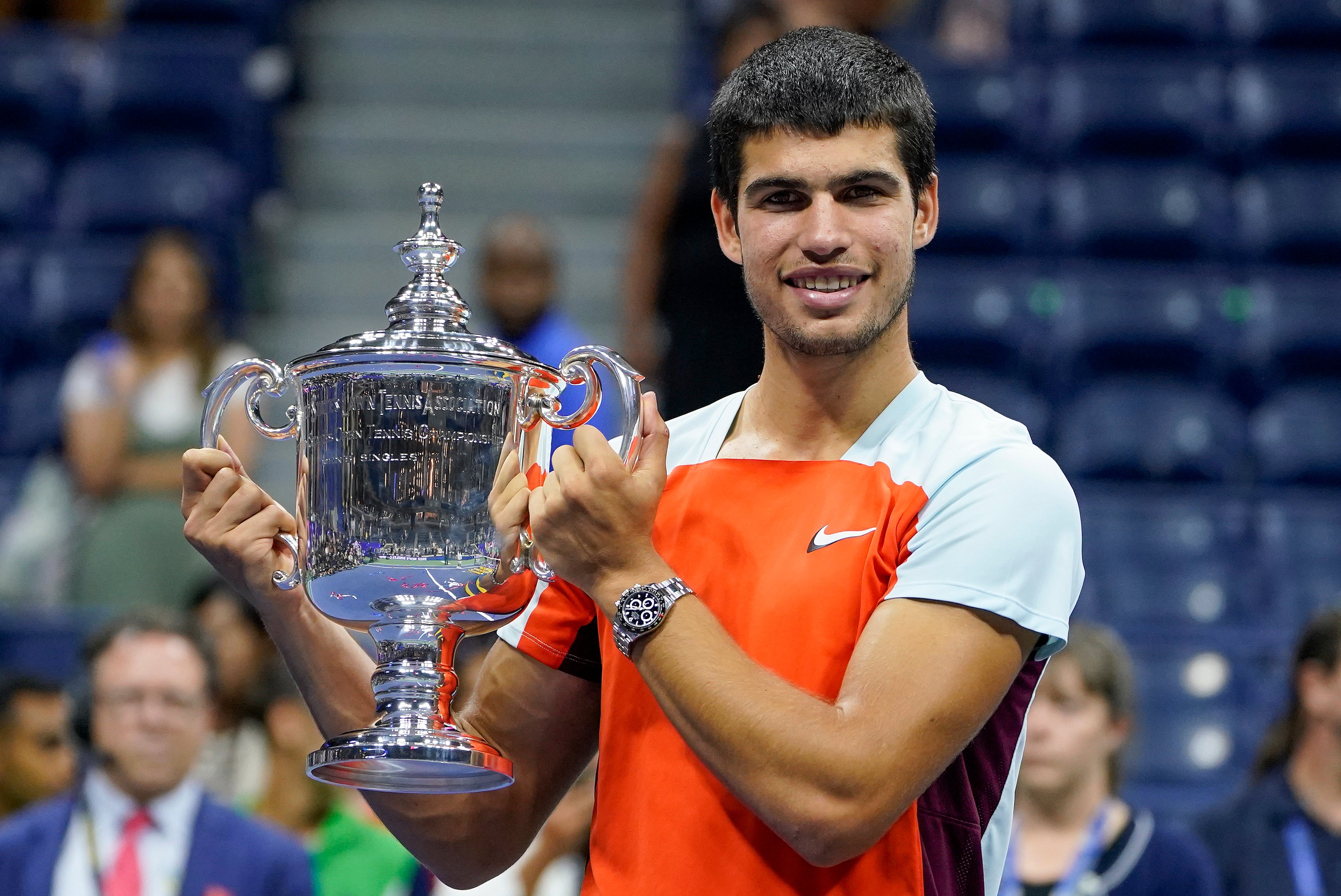 Carlos Alcaraz holds the US Open trophy (John Minchillo/AP)