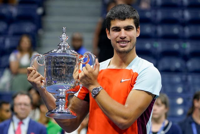 Carlos Alcaraz holds the US Open trophy (John Minchillo/AP)