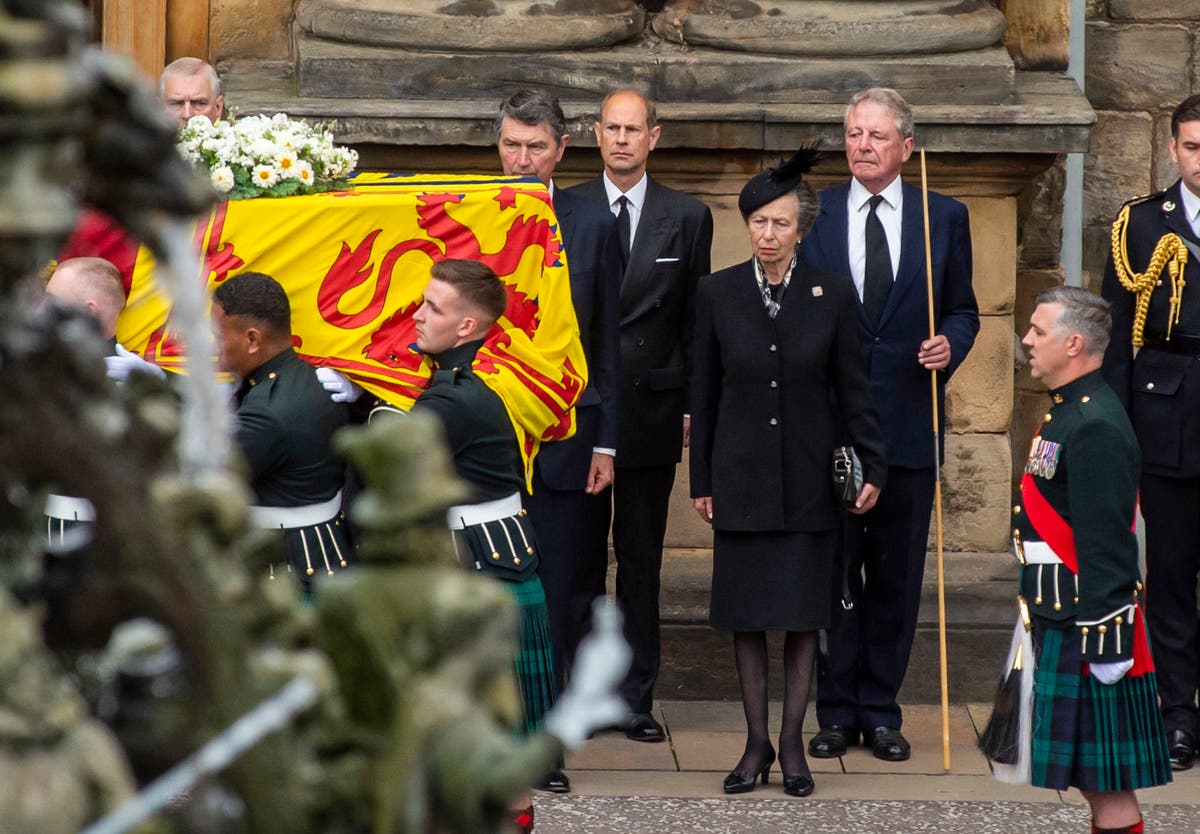 Umiera królowa Elżbieta II: Karol podróżuje do Szkocji, aby poprowadzić procesję królewską, gdy królowa Corgis znajduje nowy dom