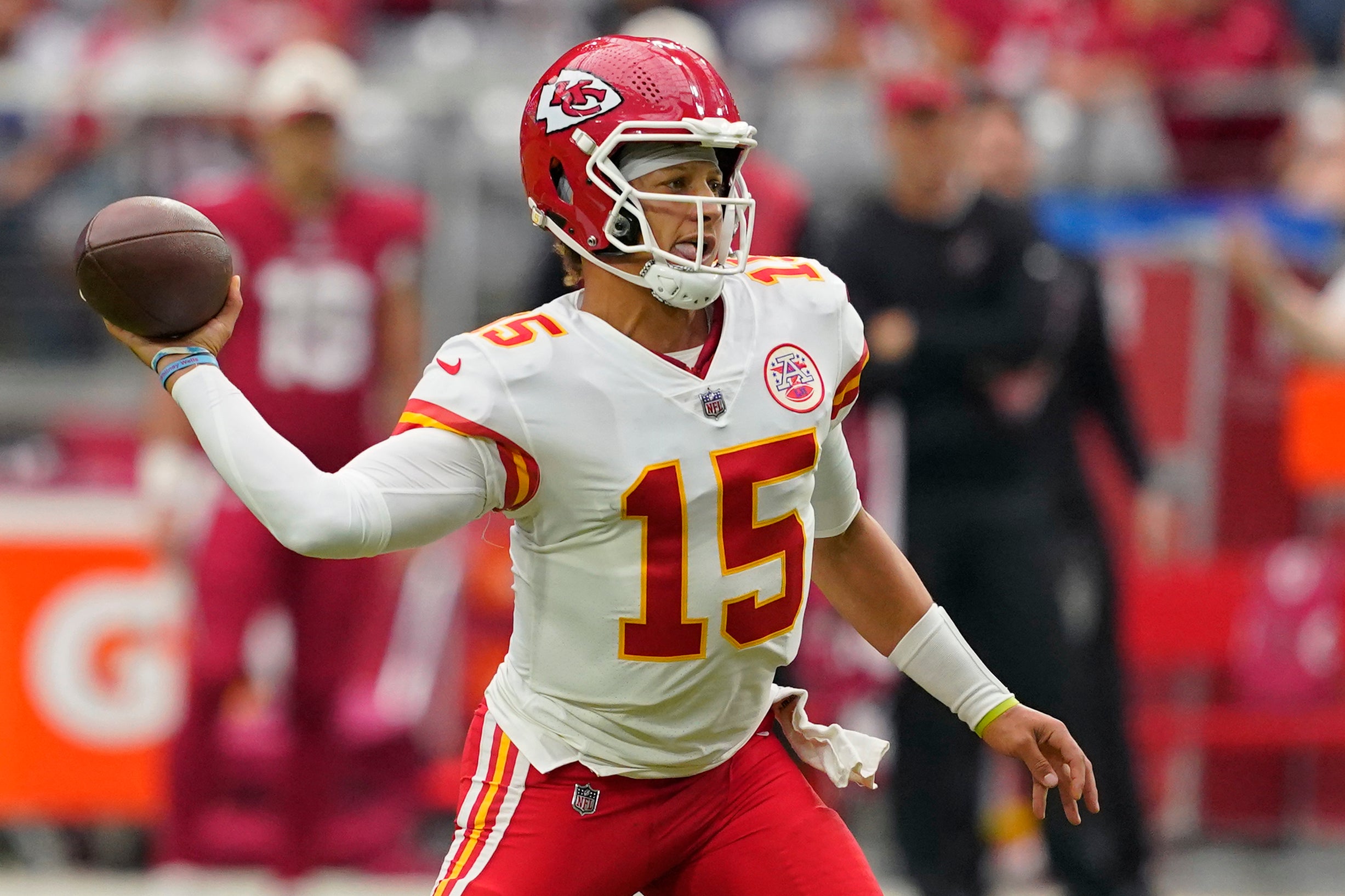 Patrick Mahomes throws for five touchdowns as Chiefs down Cardinals