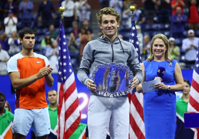 <p>Casper Ruud with the runner-up plate in New York</p>