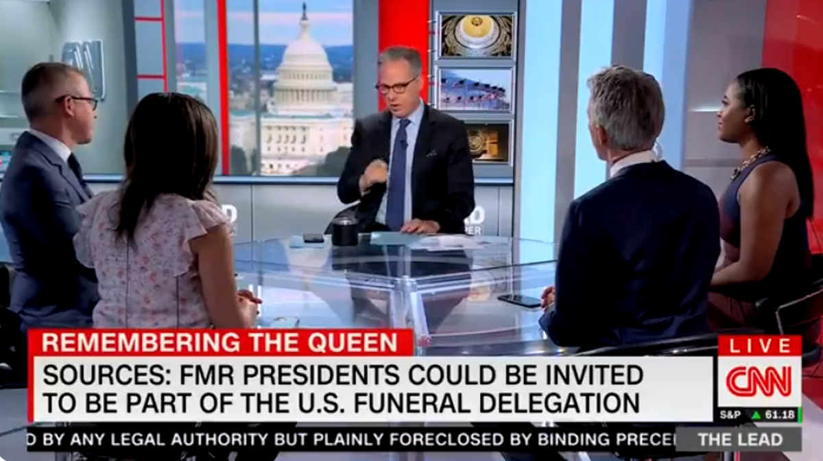 CNN sunucusu Jake Tapper, Trump'ın Kraliçe'nin cenazesine davet edilmesi gerektiğini söylediği için ateş altında: 'İhaneti normalleştirmeyi bırakın'