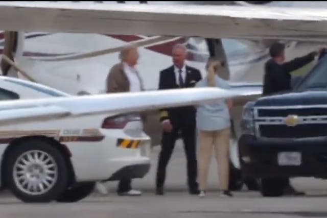 El expresidente estadounidense Donald Trump fue visto aterrizando en el Aeropuerto Internacional de Dulles el domingo.