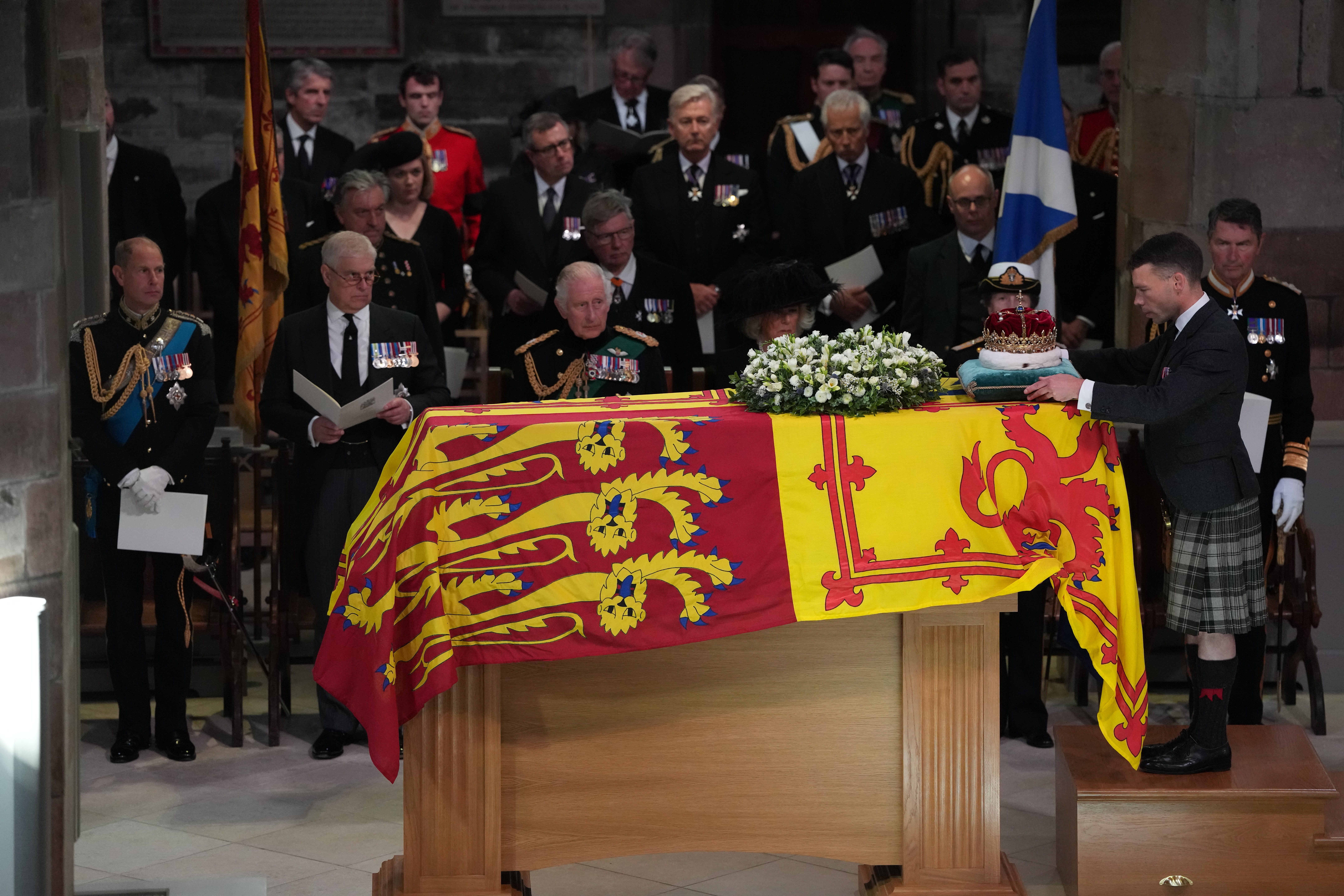 (left to right) the Earl of Wessex, the Duke of York, King Charles III, the Queen Consort, the Princess Royal and Vice Admiral Sir Tim Laurence, look on as the Duke of Hamilton places the Crown of Scotland on the coffin during the Service of Prayer and Reflection for the Life of Queen Elizabeth II at St Giles’ Cathedral, Edinburgh. Picture date: Monday September 12, 2022.