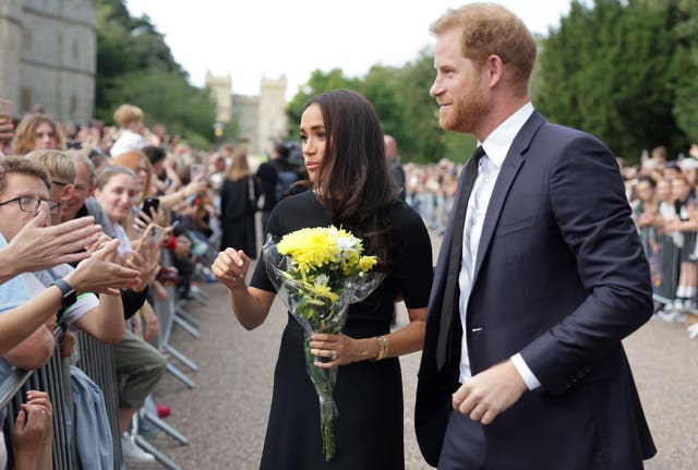 Harry y Meghan se reunieron con miembros del público mientras veían los tributos florales en el Castillo de Windsor el sábado (Chris Jackson/PA)