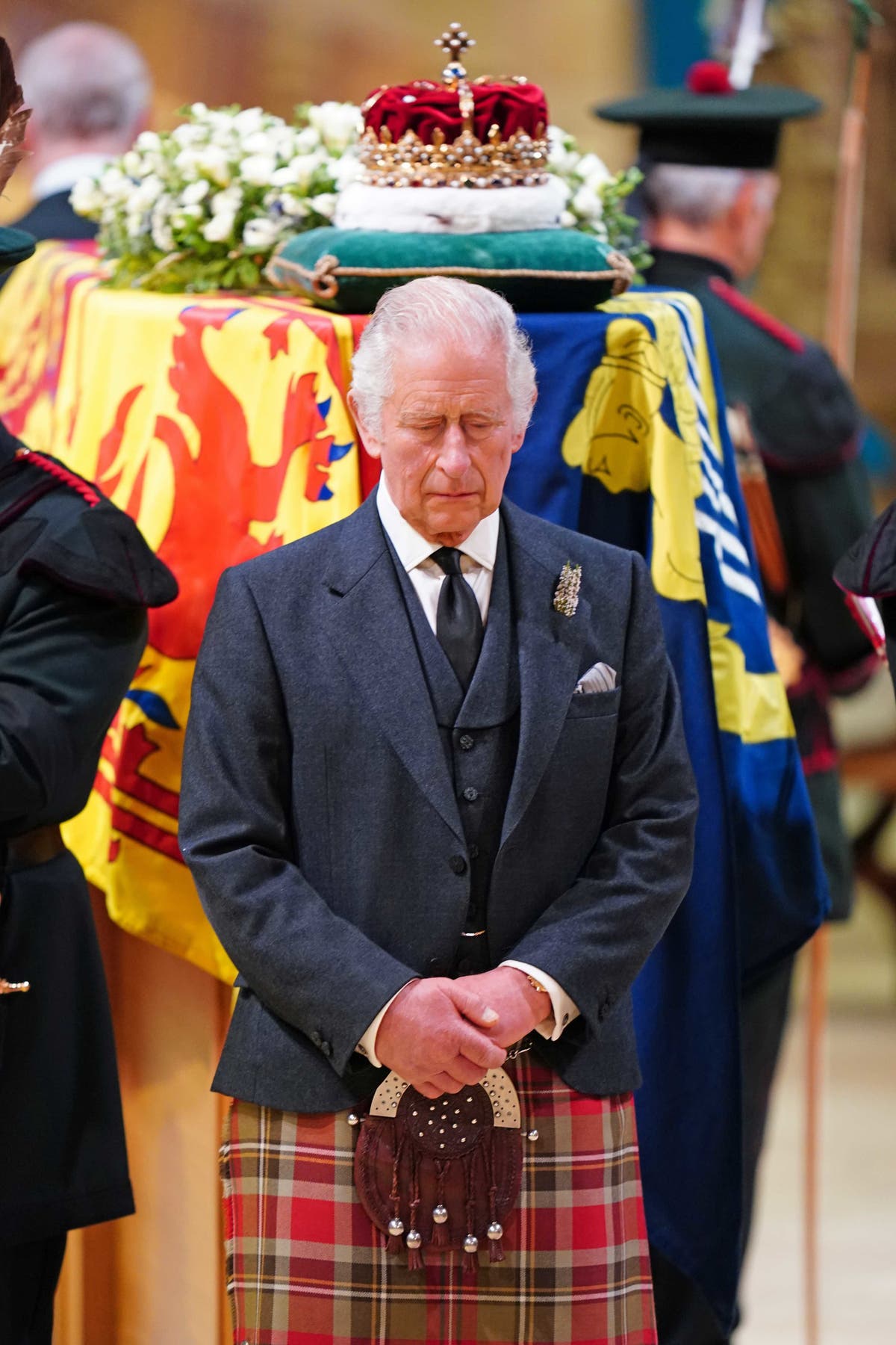 Queen&rsquo;s children mount vigil around their mother&rsquo;s coffin in tribute