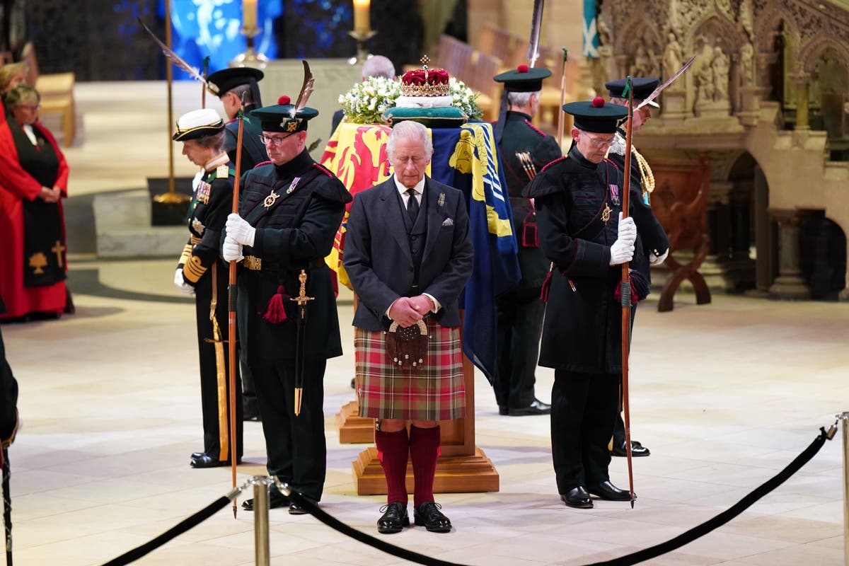 Queen’s children surround her coffin for sombre vigil at St Giles’ Cathedral Queen’s children surround her coffin for sombre vigil at St Giles’ Cathedral
