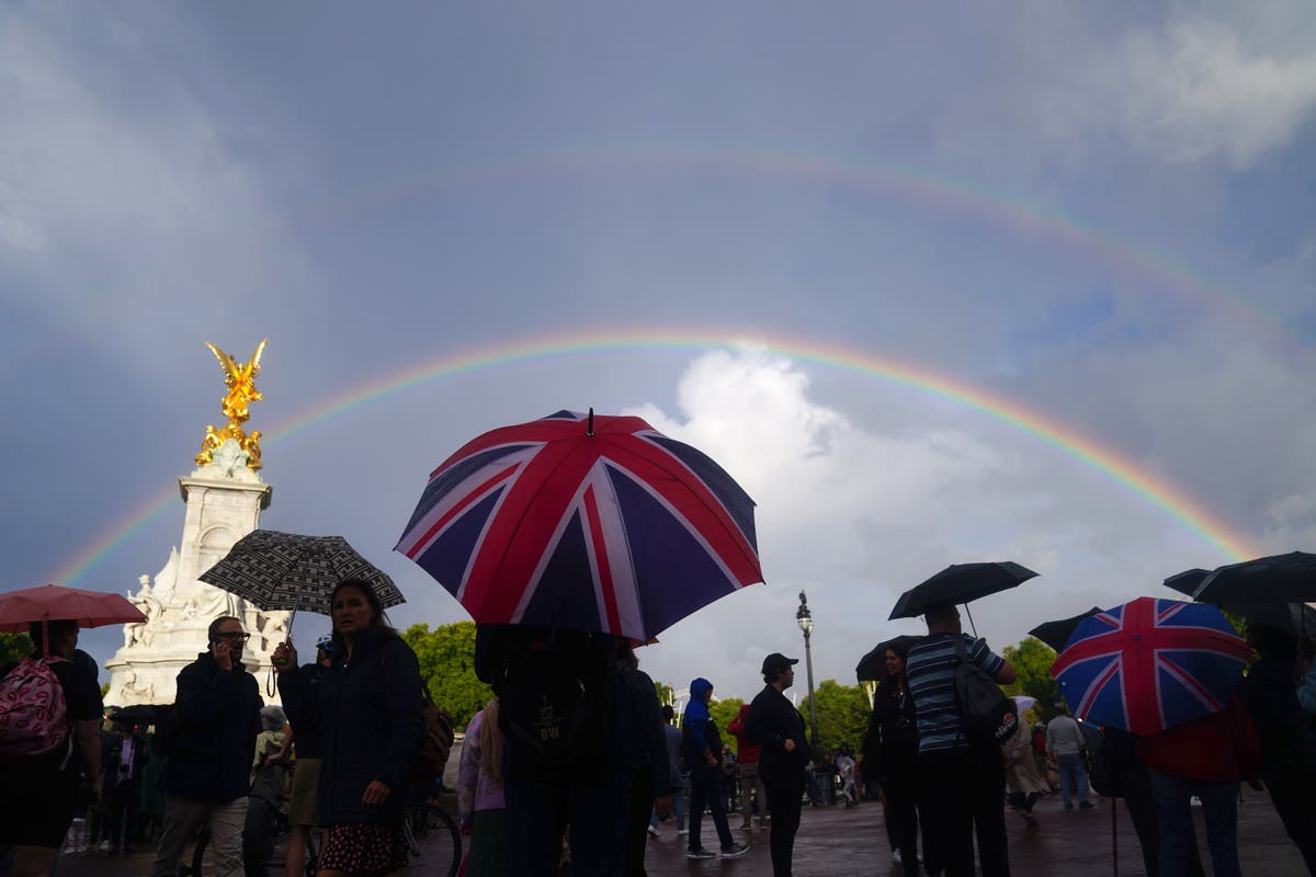 Mourners watching the Queen&rsquo;s coffin and the King to expect mixed autumn weather