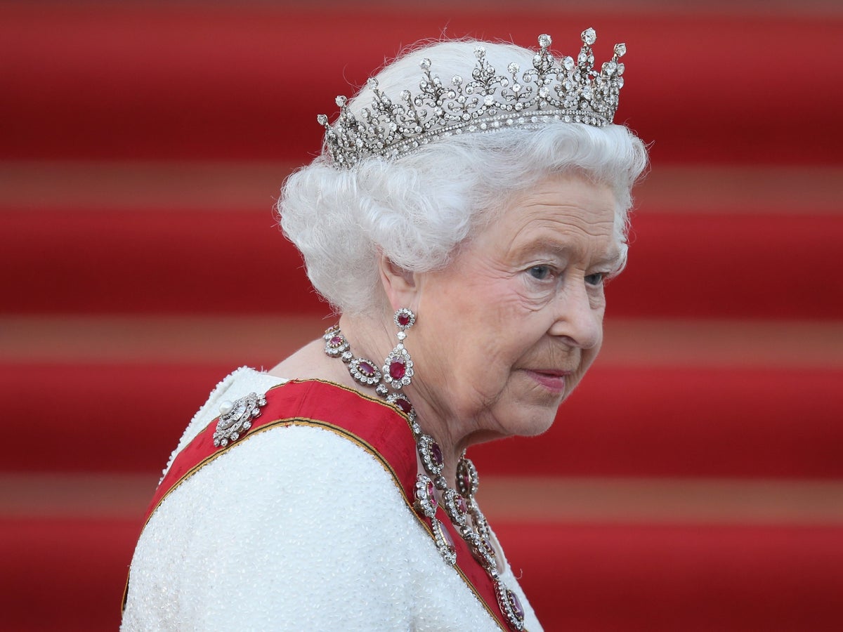 Which jewellery will the Queen be buried in?