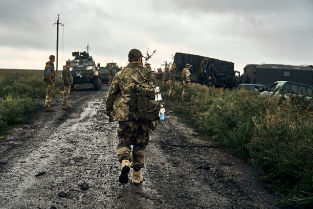 Un soldado ucraniano se encuentra en territorio recién liberado en la provincia de Kharkiv, Ucrania, el 12 de septiembre de 2022.