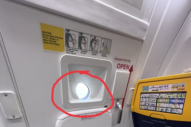 <p>Ryanair destacó la “ventanilla” junto al asiento de la pasajera</p>