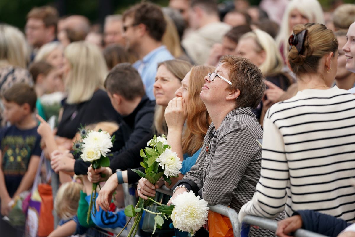 Heavy rain forecast for mourners in London waiting to see Queen&rsquo;s coffin