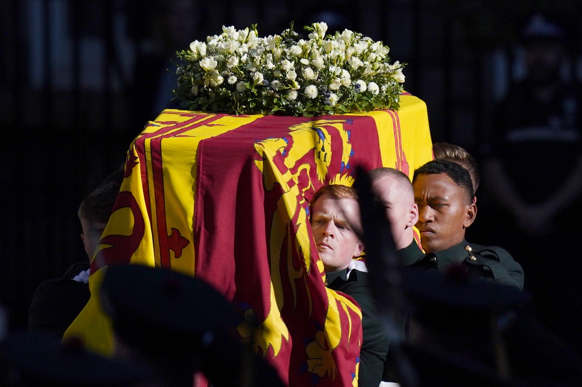 Queen funeral – latest: Coffin arrives at Buckingham Palace as mourners line streets