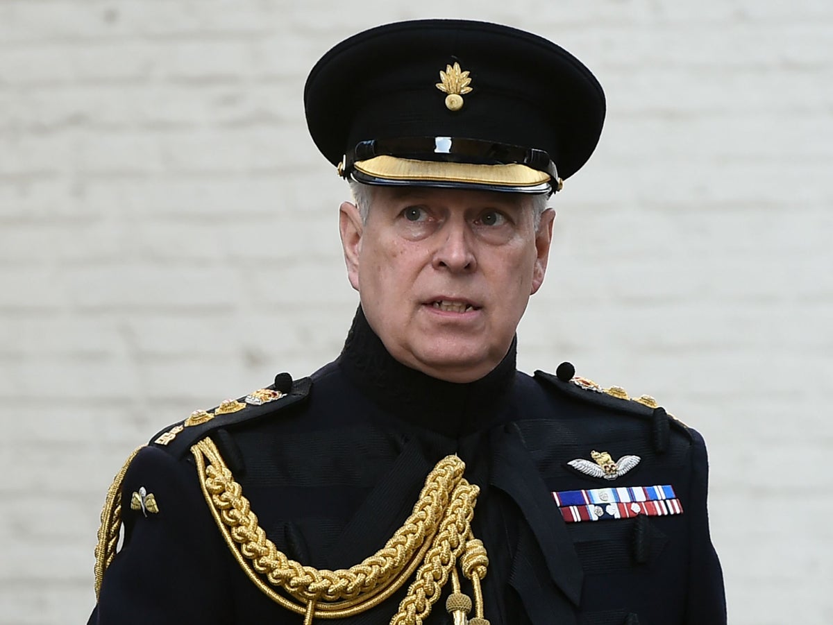 Escândalo Real: Príncipe Andrew Perde Títulos e Enfrenta Pressão para Revelar Verdade Sobre Epstein