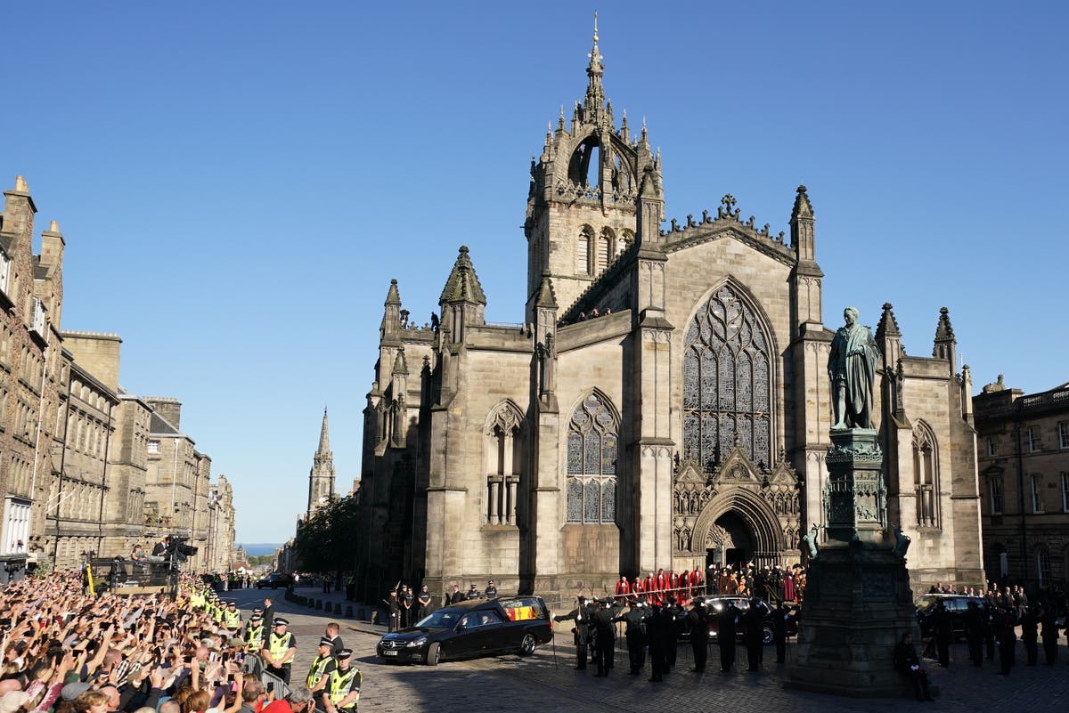 Applause for Queen as Elizabeth departs Edinburgh for the last time Applause for Queen as Elizabeth departs Edinburgh for the last time