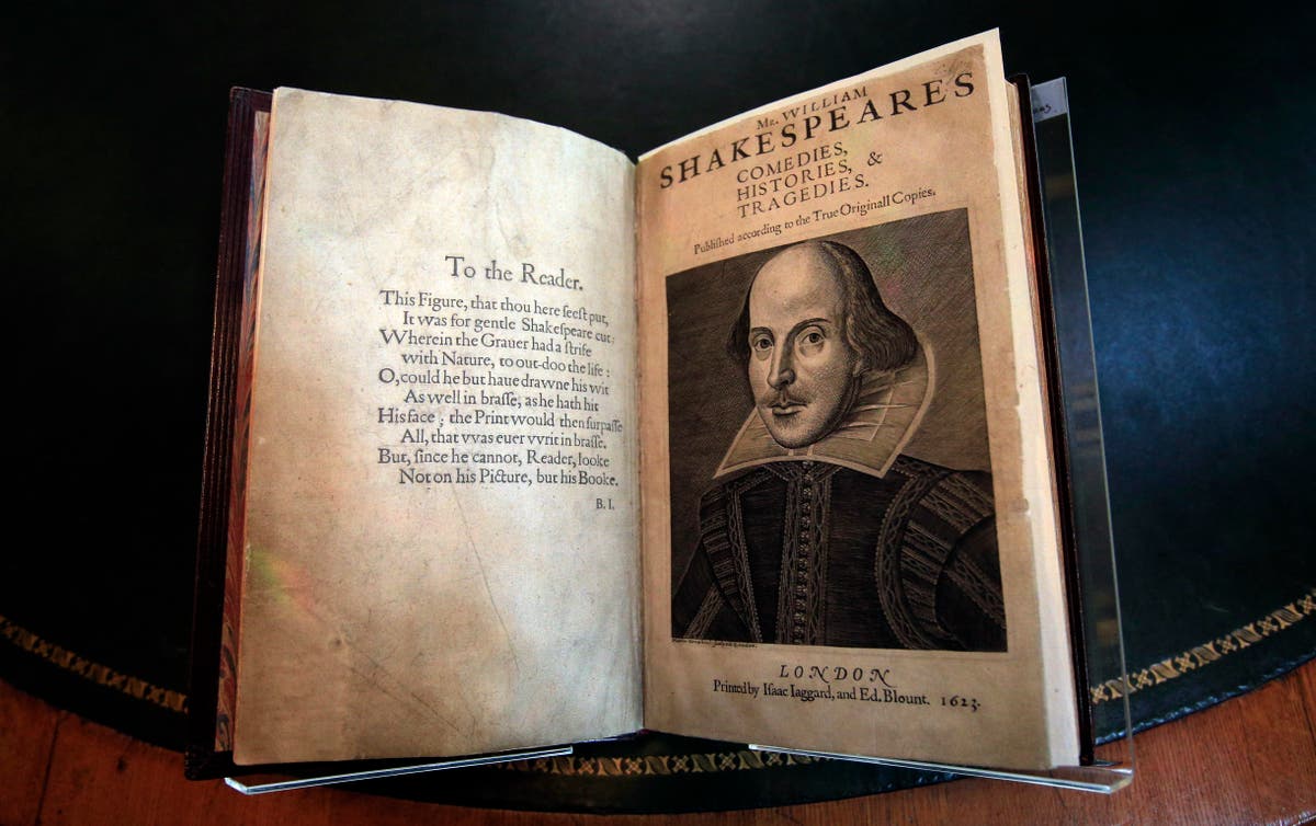 Шекспир написал пьесу. Первая книга Шекспира. Уильям Шекспир первая книга 1594. Хроники Уильяма Шекспира Уильям Шекспир книга. Первое Фолио Шекспира.