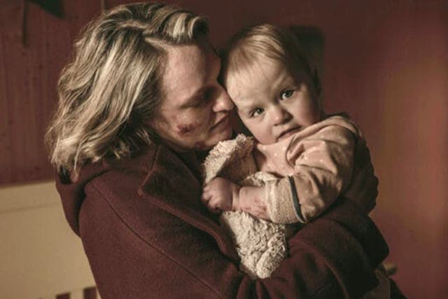 <p>June Osborne (Elisabeth Moss) vuelve a casa para ver a su hija</p>