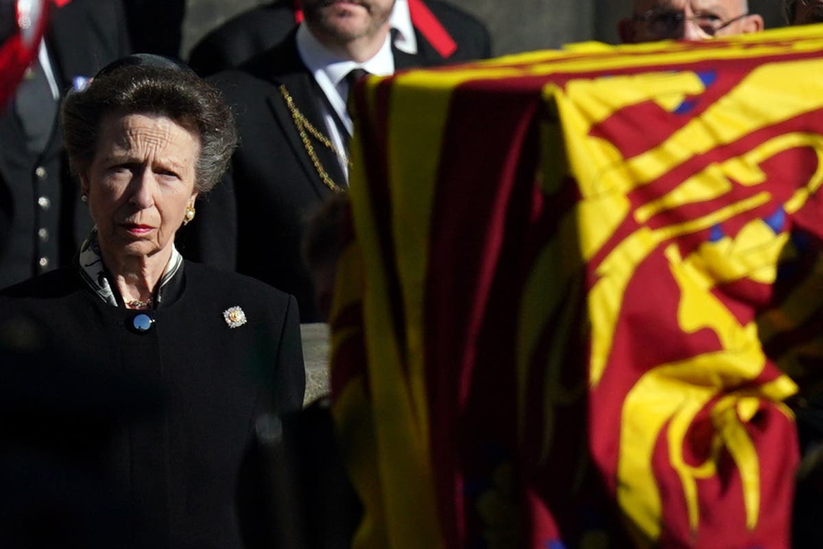 Queen’s coffin arrives in London as late monarch makes final journey to Buckingham Palace Queen’s coffin arrives in London as late monarch makes final journey to Buckingham Palace