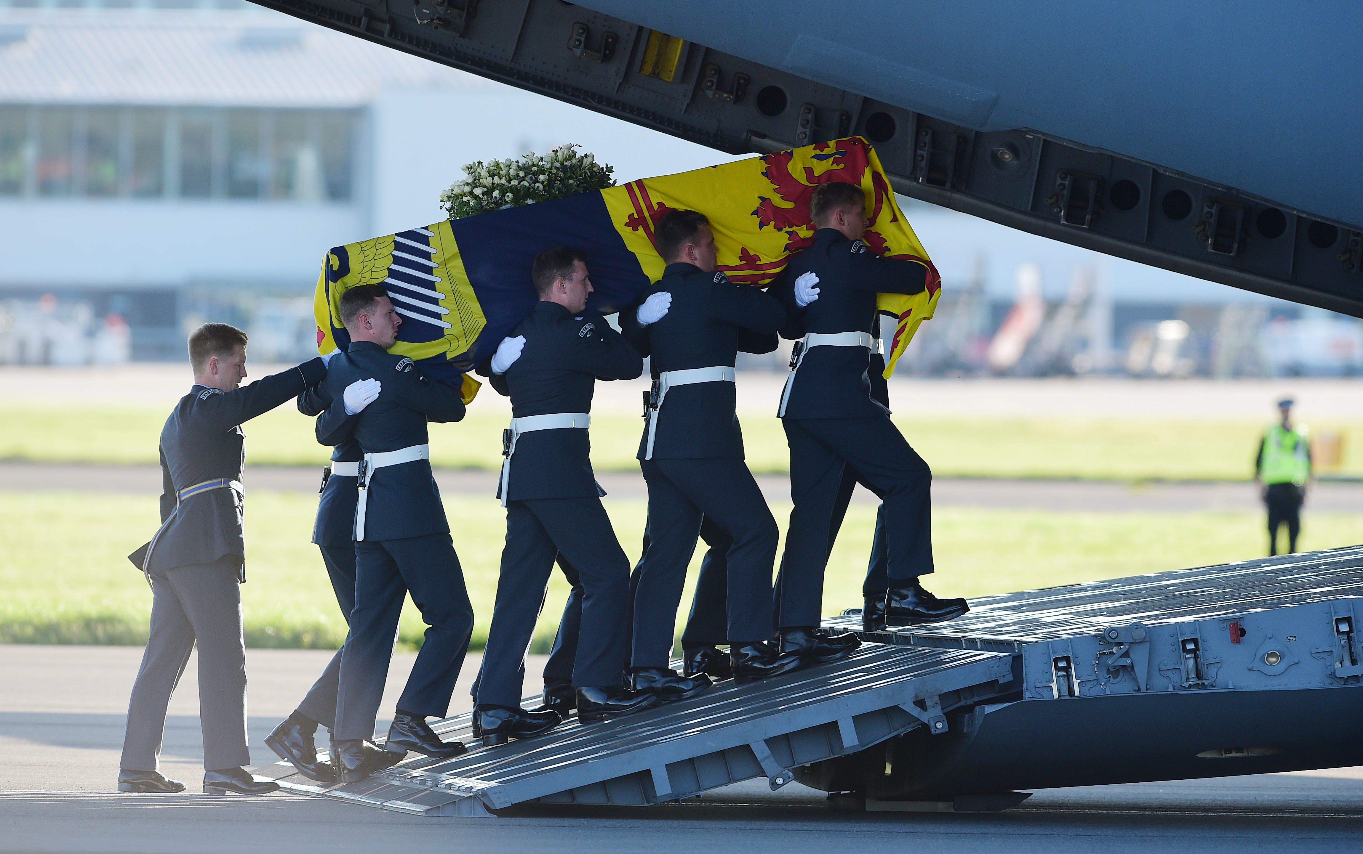 A Royal Air Force bearer party carry the coffin of Queen Elizabeth II aboard an RAF aircraft on its journey from Edinburgh to Buckingham Palace (Victoria Stewart/DailyRecord/PA)