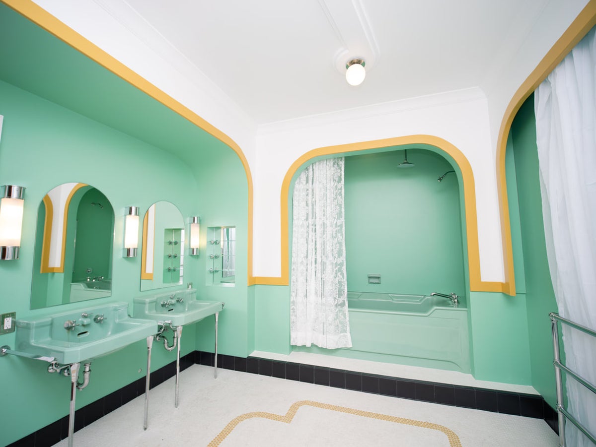 'The Shining'e ilham veren otel, ikonik banyoyu korkunç sahneden yeniden yaratıyor