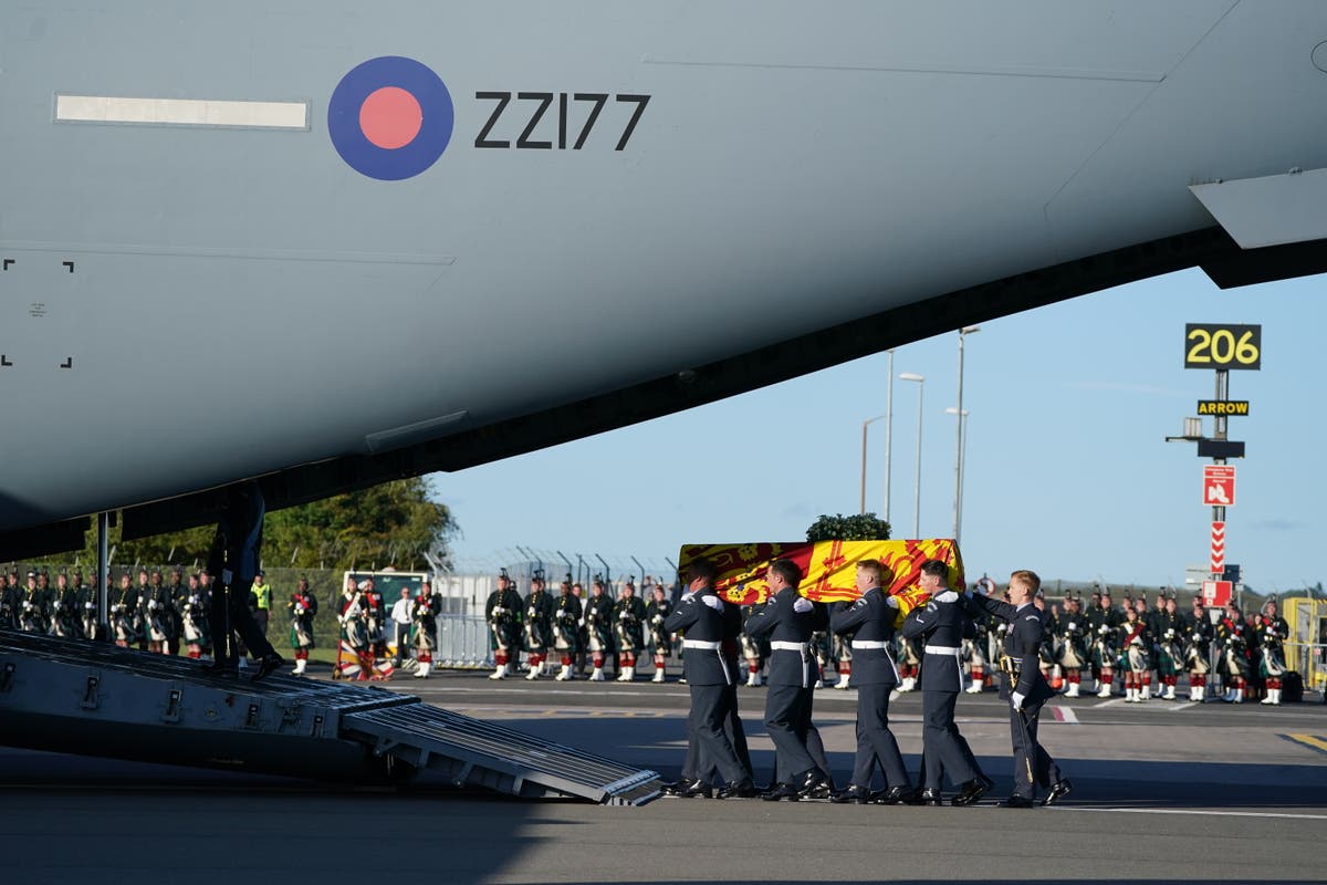 Plane carrying Queen&rsquo;s coffin sets flight-tracking record