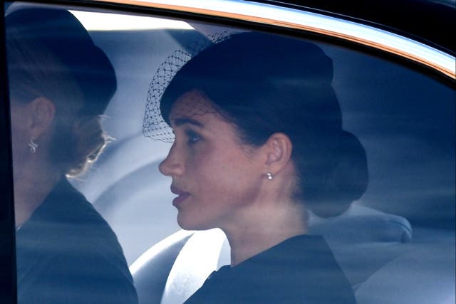 La princesa de Gales y la duquesa de Sussex llegaron en autos separados para unirse a los dolientes reales en Westminster Hall.