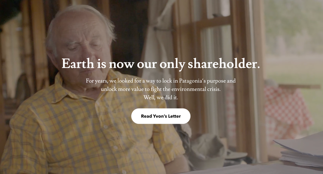 Yvon Chouinard visto en un video de Patagonia para anunciar su decisión de entregar la empresa a un fideicomiso ambiental y sin fines de lucro