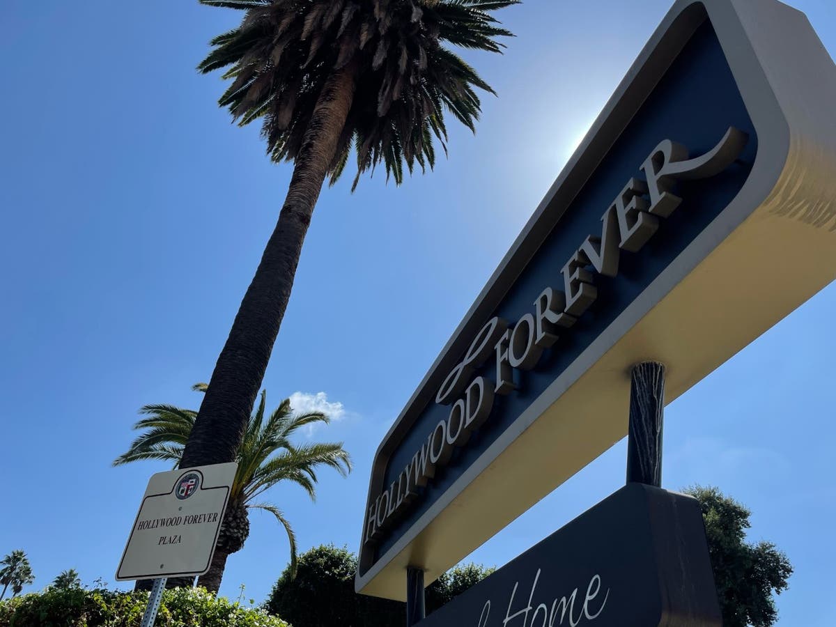 Tribute to the Queen draws crowd to Hollywood Forever Cemetery in Los Angeles