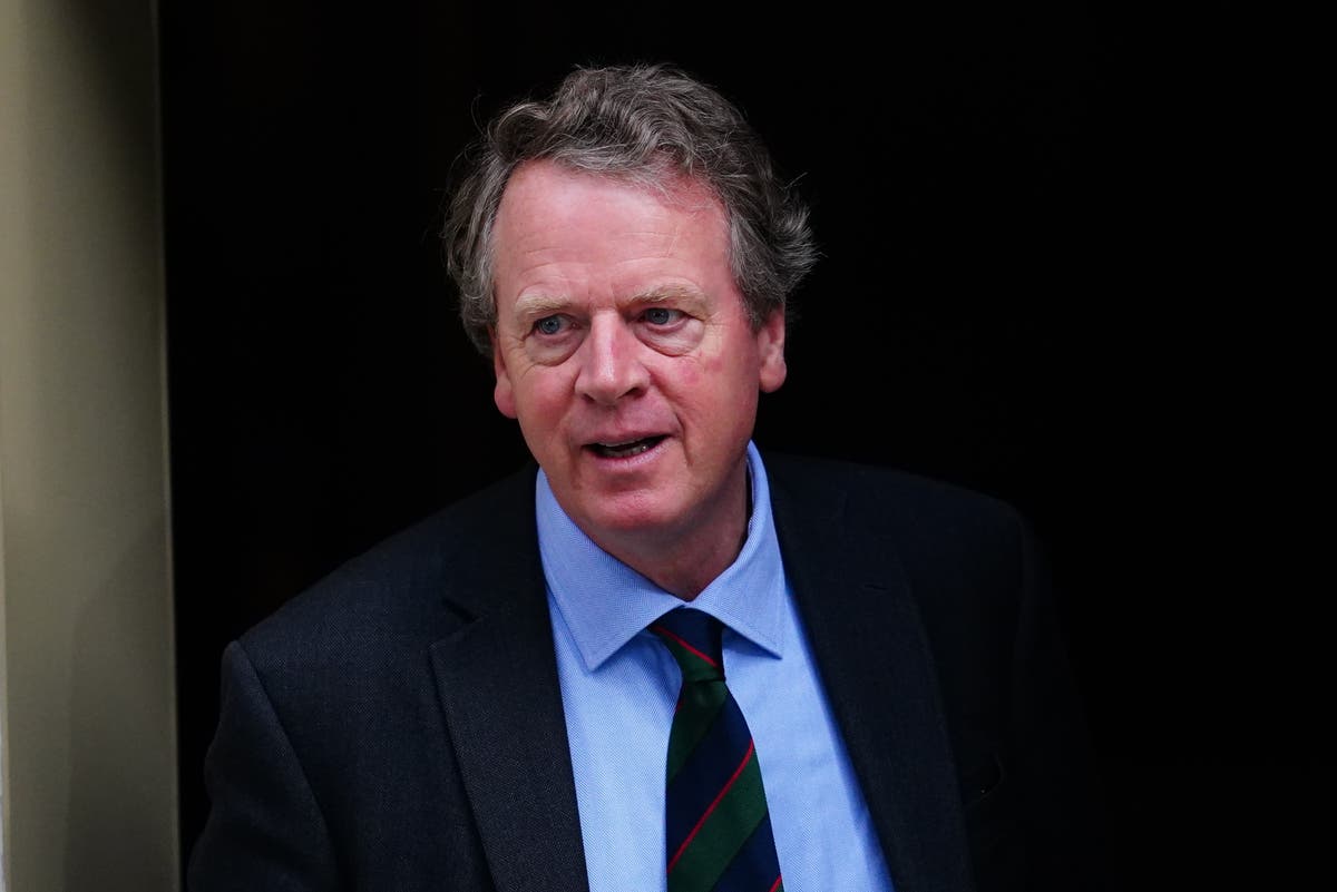 Scottish and defence secretaries to take part in vigil at Queen&rsquo;s coffin