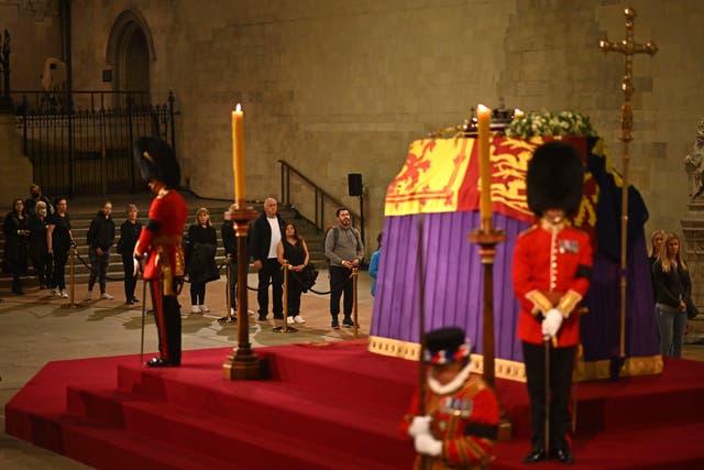 Uno de los guardias reales que vigilan el ataúd de la reina en Westminster Hall se ha derrumbado repentinamente (Ben Stansall/PA)