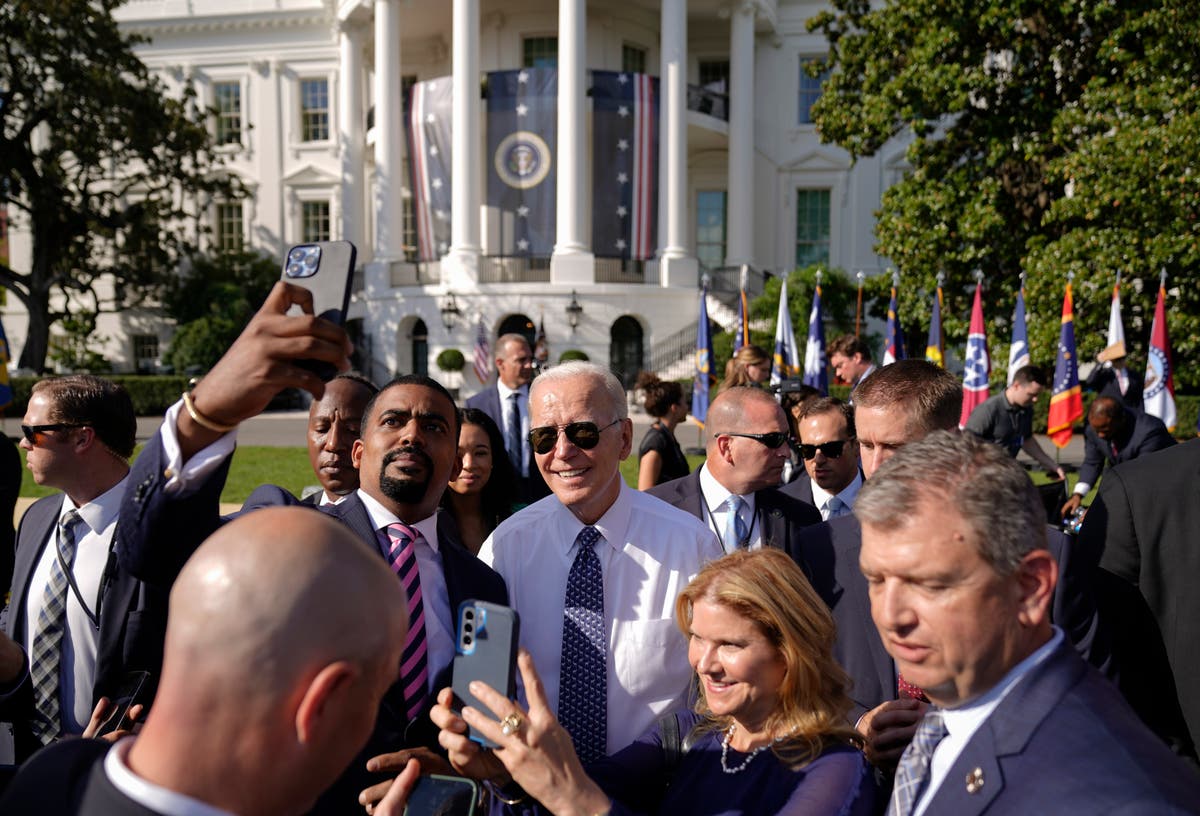 Joe Biden’ın onay oranı %45’e yükseldi