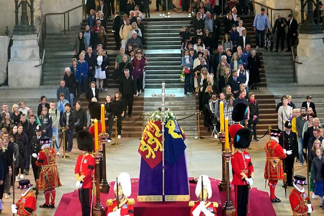 Miembros del público desfilan frente al ataúd de la reina Isabel II que yacía en el catafalco en Westminster Hall, en el Palacio de Westminster, Londres, antes de su funeral el lunes (Yui Mok/PA)