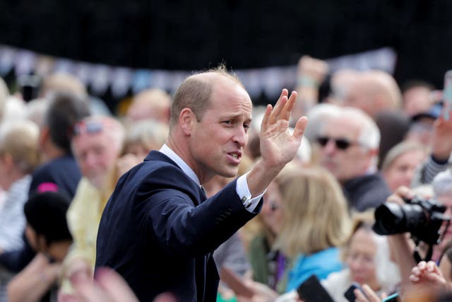 El Príncipe de Gales saluda a los dolientes fuera de Sandringham Estate el 15 de septiembre de 2022.