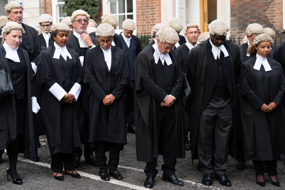 Senior barristers don mourning bands to pay tribute to Queen’s public service