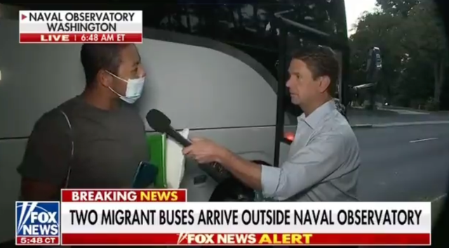 El corresponsal de Fox News, Griff Jenkins, entrevista a un migrante venezolano en Washington, DC, el 15 de septiembre de 2022