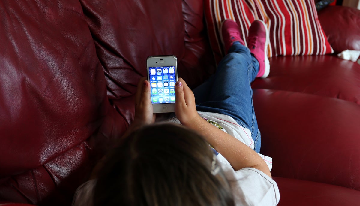 Research finds smartphone screen exposure may lead to earlier onset of puberty