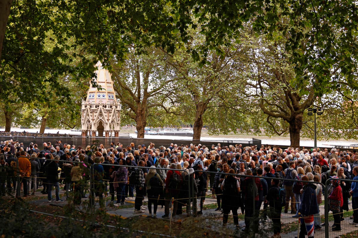 Queue to see Queen&rsquo;s coffin nears capacity as mourners warned line may be paused