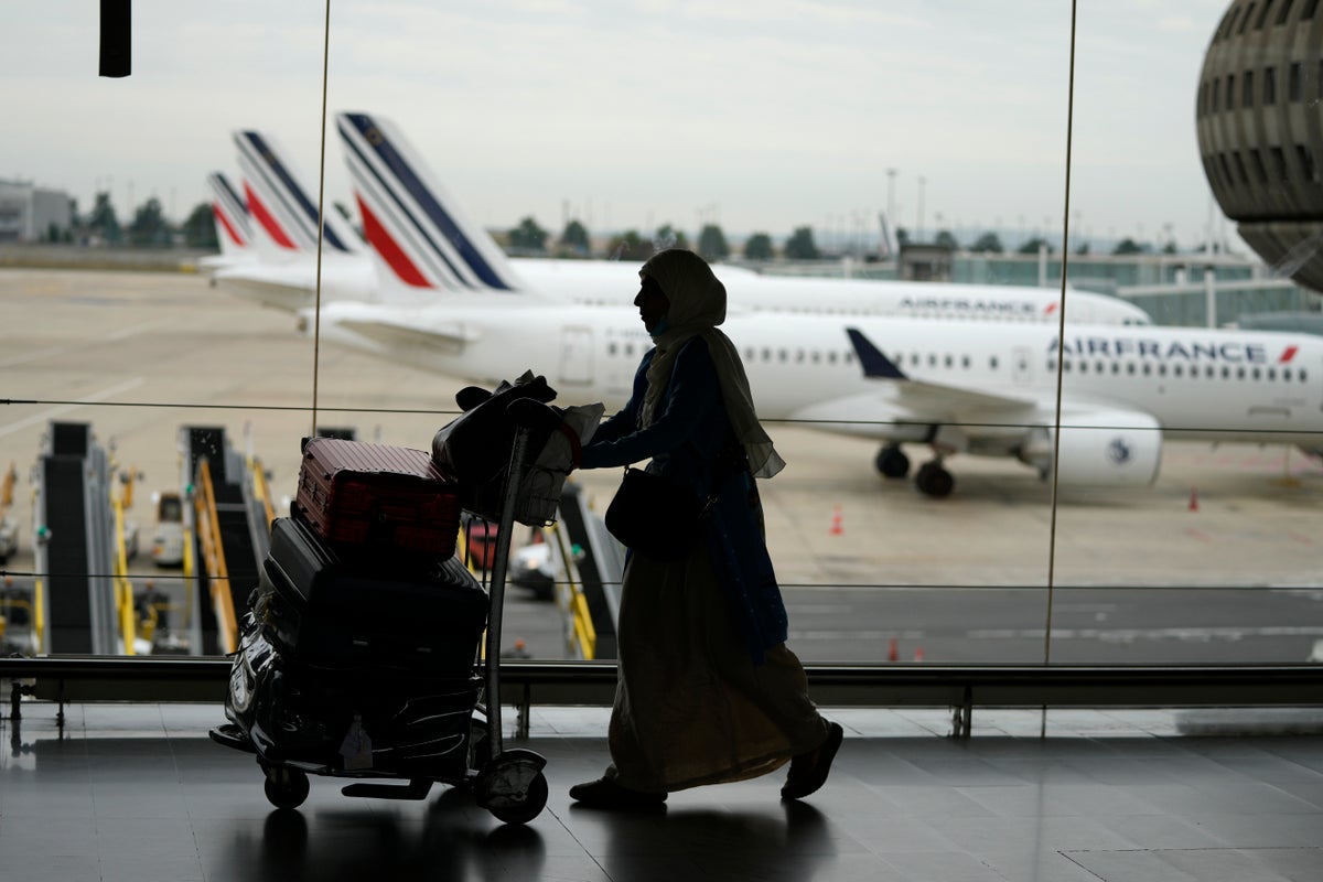 Flights disrupted as French air traffic controllers walk out