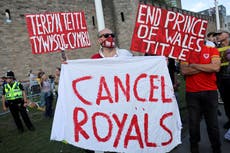 避免大型仪式对于新任威尔士亲王，首相在抗议后说“height=