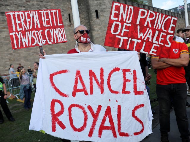 <p>An anti-monarchy protest outside Cardiff Castle</p>
